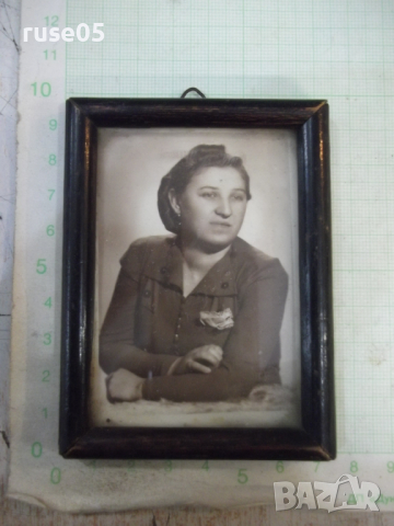 Снимка на жена в рамка стара