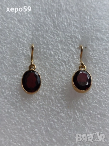 Прекрасни 18 каратови обеци с тъмно вишневи гранати
