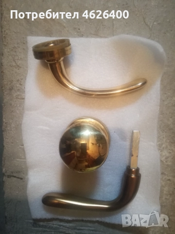 Продавам Месингова топка и две дръжки едната с квадрат от входна врата 
