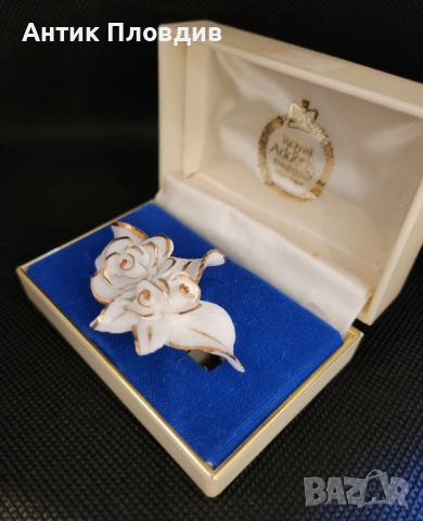 Винтидж брошка Royal Adderley – порцеланови рози, снимка 4 - Антикварни и старинни предмети - 53719896