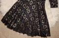 УНИКАЛНО КРАСИВА черна дантелена рокля на златисти цветя, снимка 5