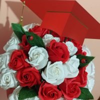 Луксозна кутия с трийсет и една сапунени роза за абитуриенти или абсолвенти , снимка 6 - Подаръци за жени - 40416895