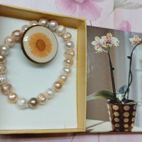 Комплект пръстен с цвете в смола и гривна от перли. В кутия., снимка 1 - Бижутерийни комплекти - 44244556