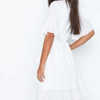 AX PARIS нова дамска рокля с волани в бял цвят р-р M/L (EU 40 - UK 12), снимка 4 - Рокли - 44599319