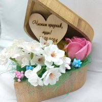 Сапунени цветя в дървена кутия сърце подарък за 8-ми Март , снимка 4 - Подаръци за жени - 35917120
