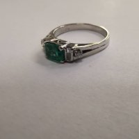 Продавам златен пръстен с диаманти и изумруд, снимка 11 - Пръстени - 38600348