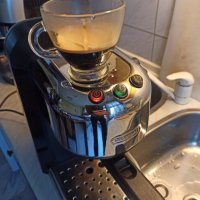 Кафемашина Делонги с ръкохватка с крема диск, работи перфектно и прави страхотно кафе с каймак , снимка 3 - Кафемашини - 41282242