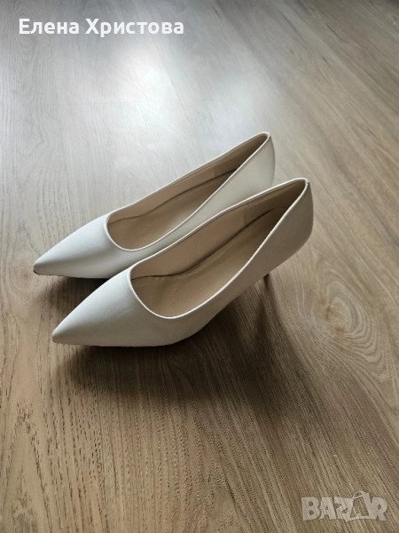 Бели затворени обувки, снимка 1