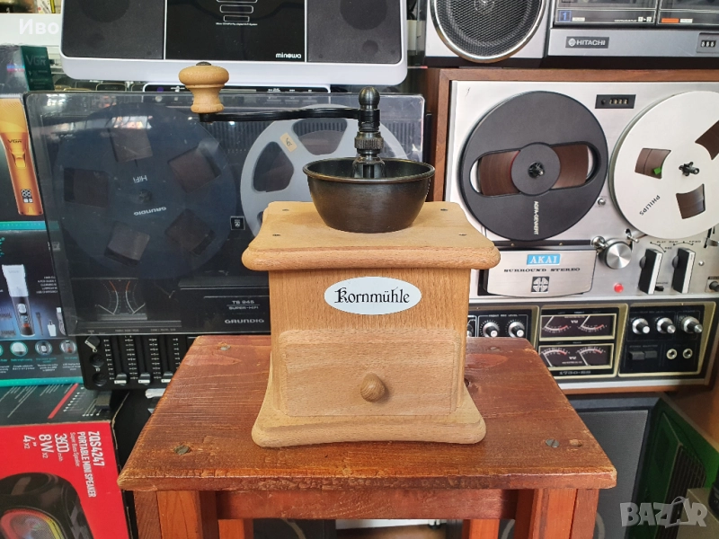 Винтидж ретро дървена кафемелачка с долно чекмедже.   В отлично състояние., снимка 1