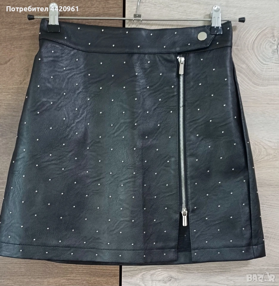 Къса кожена пола със сребристи капси, снимка 1