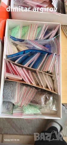 Голям комплект стъклени мъниста за бижута – 400+ пакетчета по 10-15г., снимка 10 - Бижутерийни комплекти - 53844107