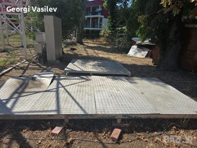 🛠️ Подиумни платформи с рифелована ламарина – 2бр. 2x2м, 1бр. 4x2м