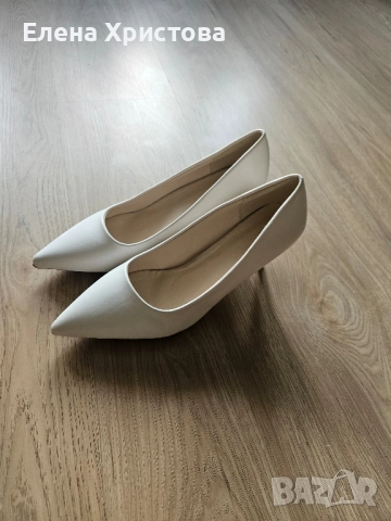 Бели затворени обувки