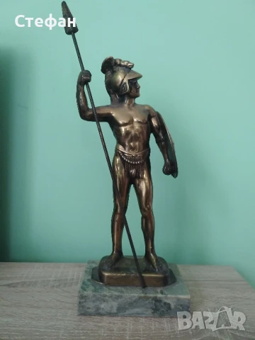 Бронзова статуетка.