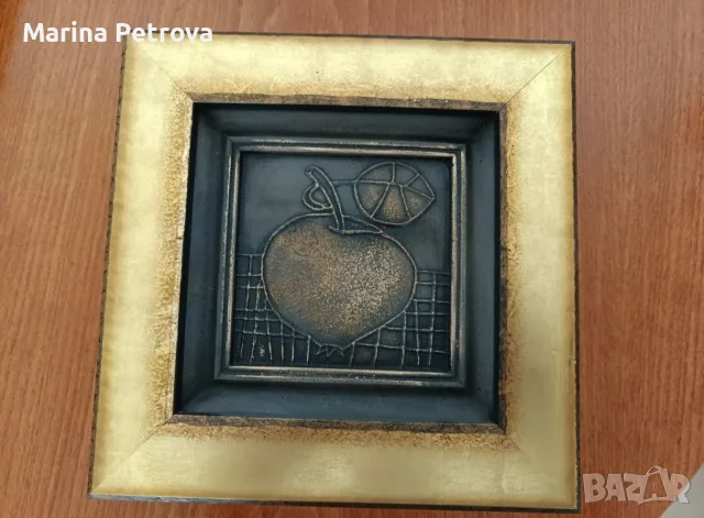 Декоративно метално пано (релеф) в златна рамка – "Ябълка"