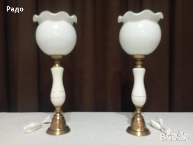 Комплект от две порцеланови лампи с бели стъклени абажури