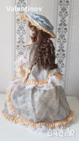 Порцеланова кукла със стойка , снимка 2 - Кукли - 55750909