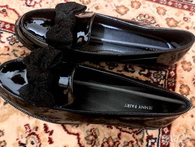 Лачени черни обувки