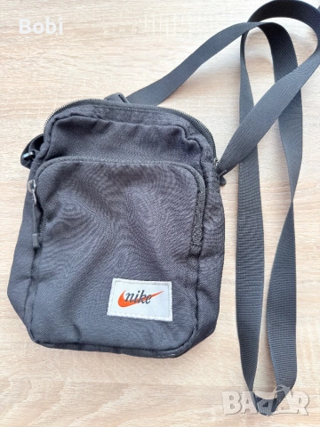 Nike чанта през рамо – черна (компактна)