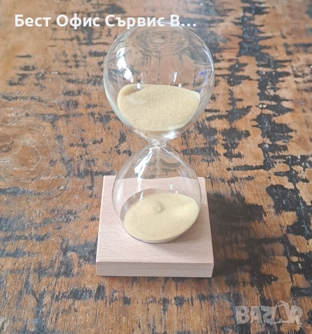 пясъчен часовник около 5 минути стъклен с бежов пясък и дървена поставка