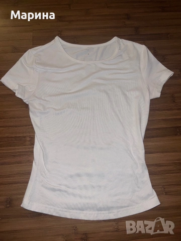 бяла тениска за фитнес, прилепнала