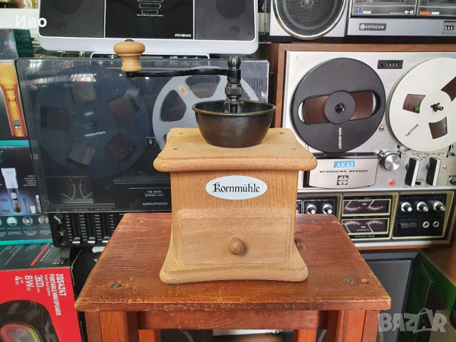 Винтидж ретро дървена кафемелачка с долно чекмедже.   В отлично състояние.