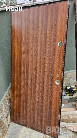 Подарявам метална входна врата. 