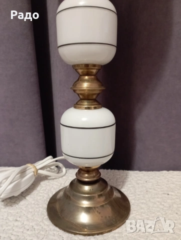 Красива старинна лампа с бял стъклен абажур, снимка 2 - Настолни лампи - 52085417