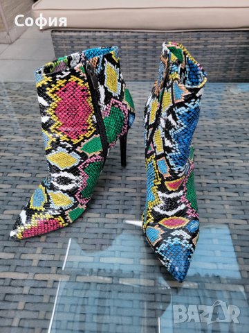 Ефектни боти в змийски принт