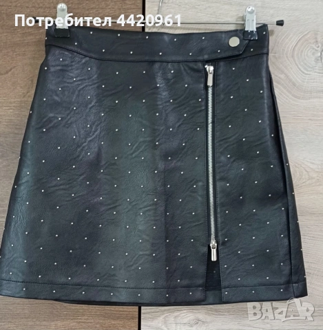 Къса кожена пола със сребристи капси