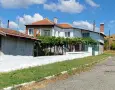 Подържан имот с излаз на две улици,2 имота в 1 със жилищни пристройки и складови помещения, снимка 1