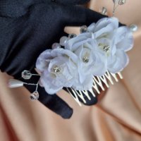 Сватбен аксесоар - метален гребен с три красиви бели цветя от плат, снимка 1 - Аксесоари за коса - 39300070