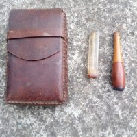 Стара кожена табакера и две цигарета, снимка 1 - Антикварни и старинни предмети - 41164994