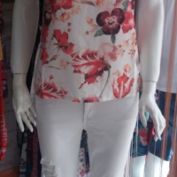 Бяла блуза на коралово-червени цветя, снимка 1 - Ризи - 36085154