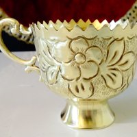 Арабски чаши от месинг,релефни цветя. , снимка 1 - Антикварни и старинни предмети - 40700950