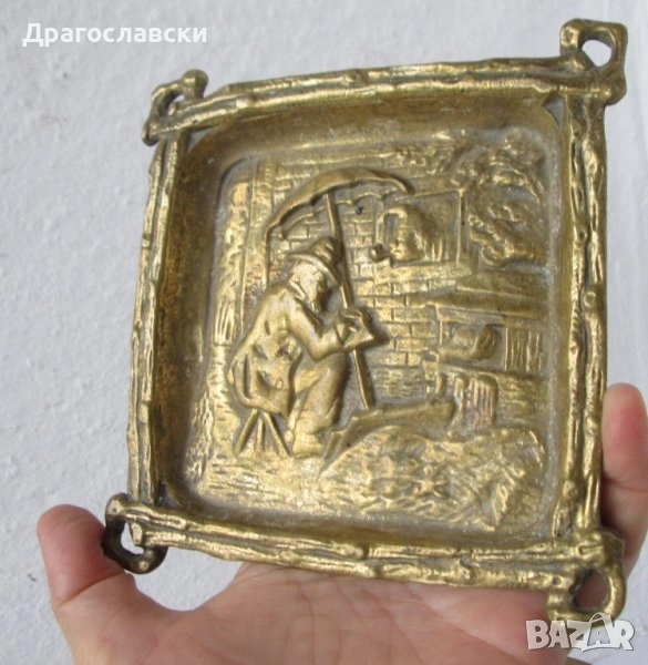 Пепелници и чинии, човек с чадър, чинийки-метал чинийка чиния поднос пепелник месинг бронз мед метал, снимка 1