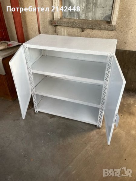 Метален Шкаф с 3 рафта в много добро състояние скоро боядисан с бяла боя , снимка 1