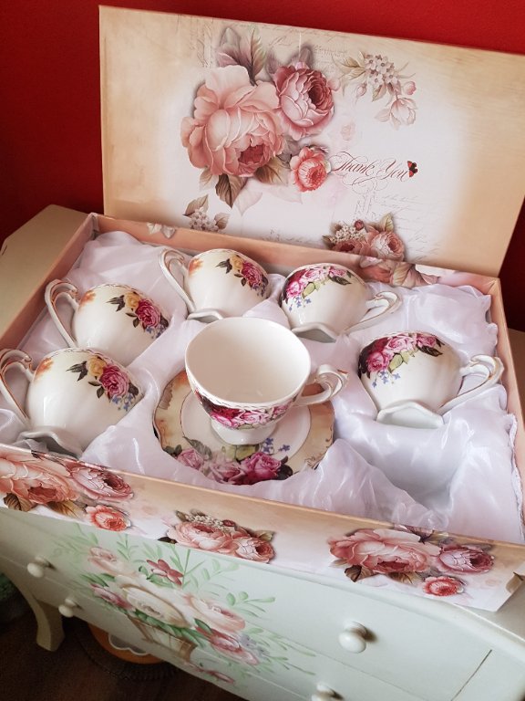 Красив порцеланов сервиз за чай с рози в Сервизи в гр. Банкя - ID35933671 —  Bazar.bg