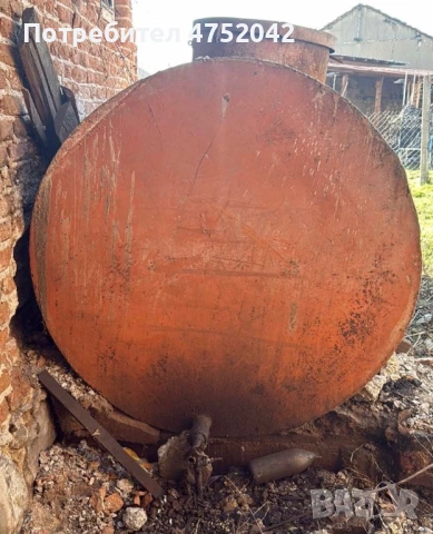 Продавам стоманена хоризонтална цистерна с вместимост около 4–5 тона.