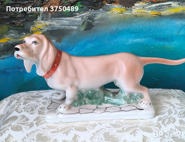 Порцеланова фигурка на куче