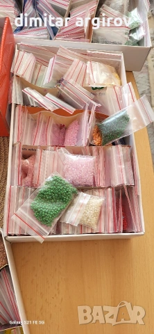 Голям комплект стъклени мъниста за бижута – 400+ пакетчета по 10-15г., снимка 7 - Бижутерийни комплекти - 53844107