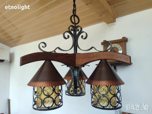 Красив полилей съчетание от дърво, метални капаци в меден цвят, ковано желязо и стъкленици , снимка 4 - Полилеи - 51533816