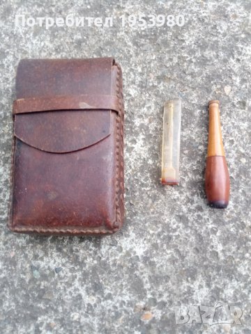 Стара кожена табакера и две цигарета, снимка 1 - Антикварни и старинни предмети - 41164994