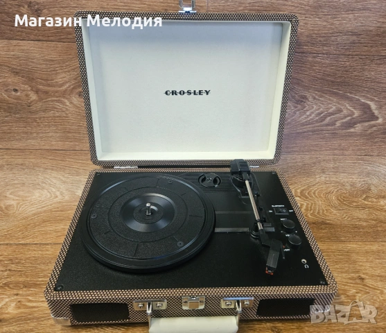 Грамофон в куфарче Crosley Cruiser Deluxe CR8005D – Bluetooth & Vintage Style, снимка 4 - Грамофони - 53778742
