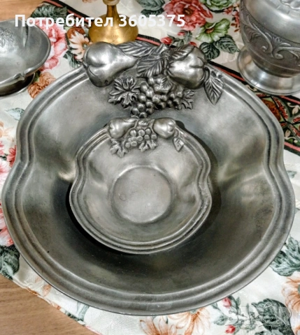 Два калаени съда ,маркирани за произход 