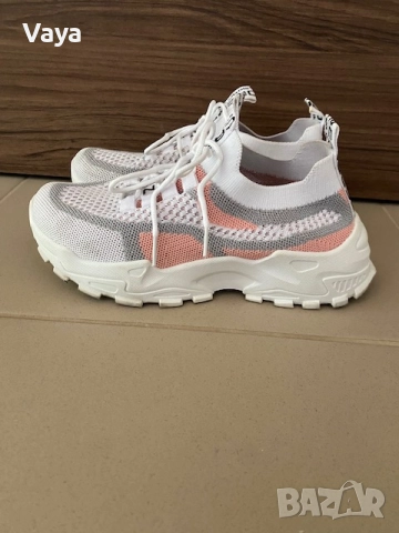 Олекотени маратонки 38