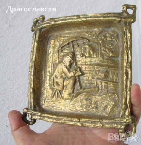 Пепелници и чинии, човек с чадър, чинийки-метал чинийка чиния поднос пепелник месинг бронз мед метал, снимка 1