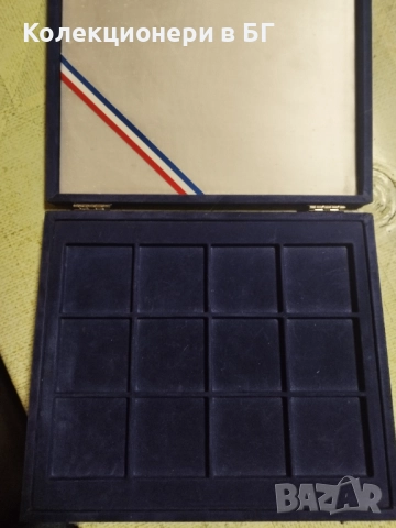 ВЕЛУРЕНА КУТИЯ ЗА СЪХРАНЕНИЕ НА МОНЕТИ /виж описанието/, снимка 2 - Нумизматика и бонистика - 52710028