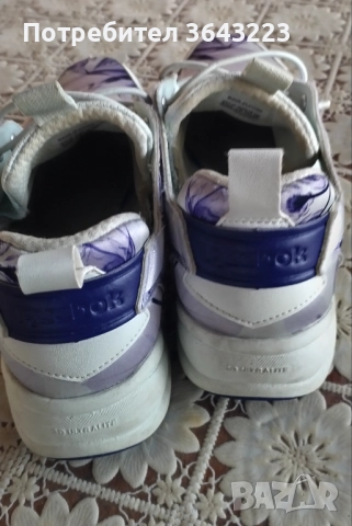 Дамски маратонки Reebok, снимка 2 - Маратонки - 52505337