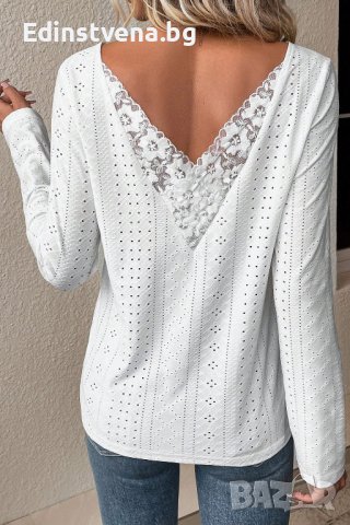 Дамска блуза в бяло с дълъг ръкав и V-образен гръб с дантела